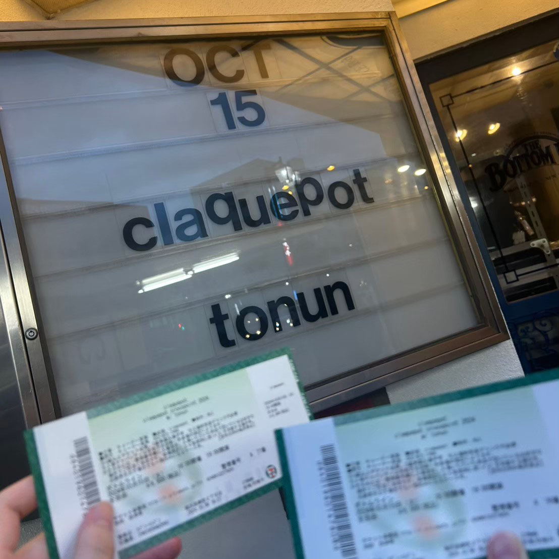 出演者看板前でチケットを持った写真