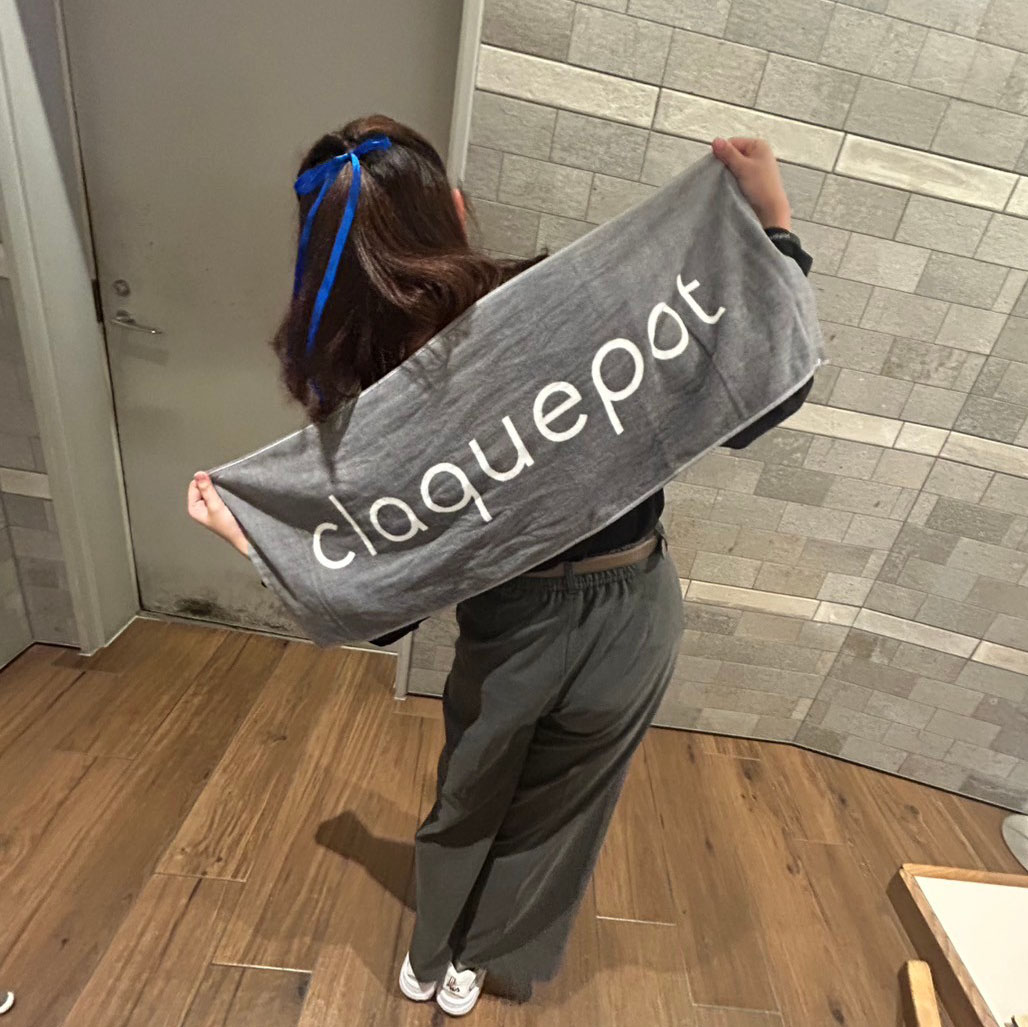 claquepotのライブタオルを持った写真