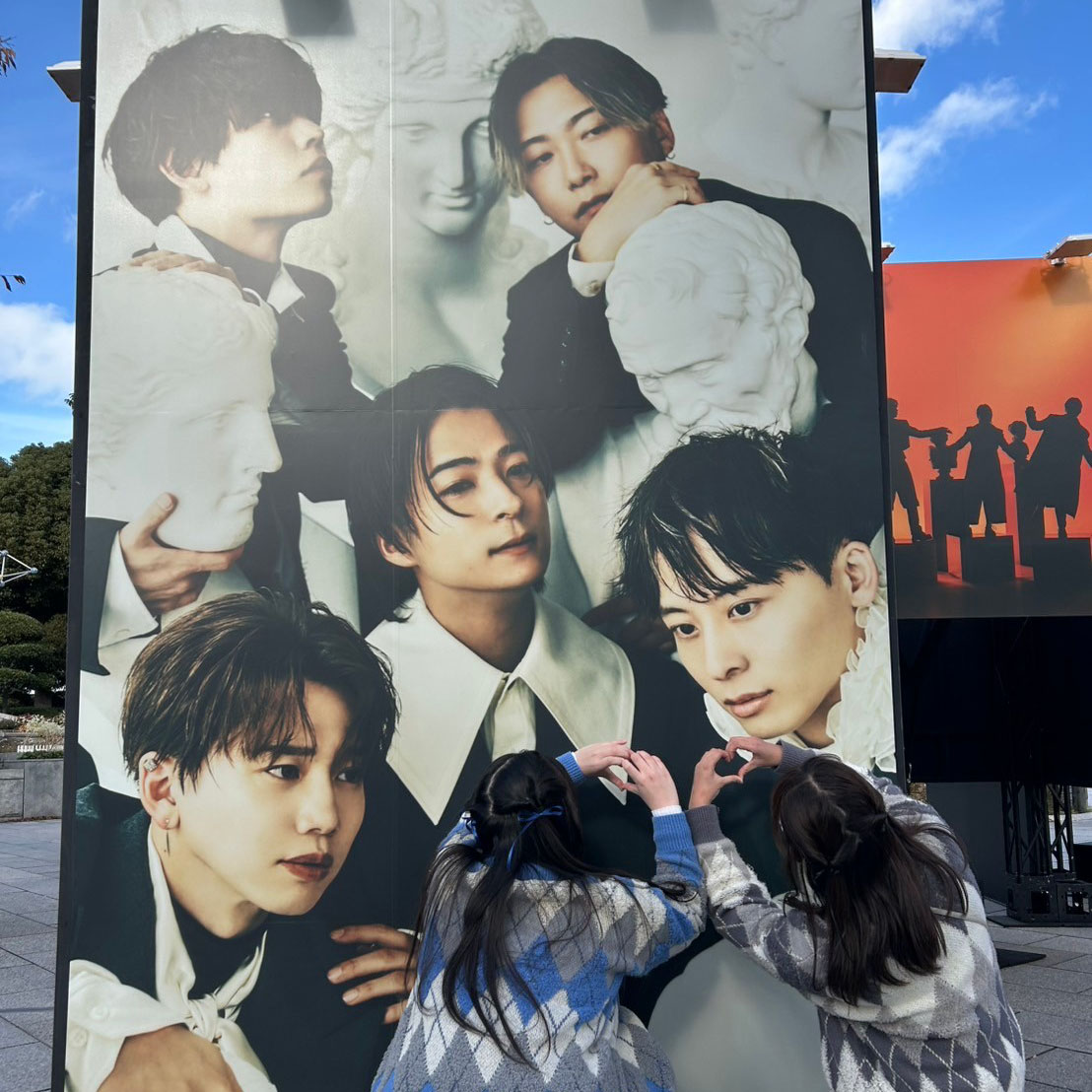 Da-iCEのパネル前で二人でポーズをとっている写真