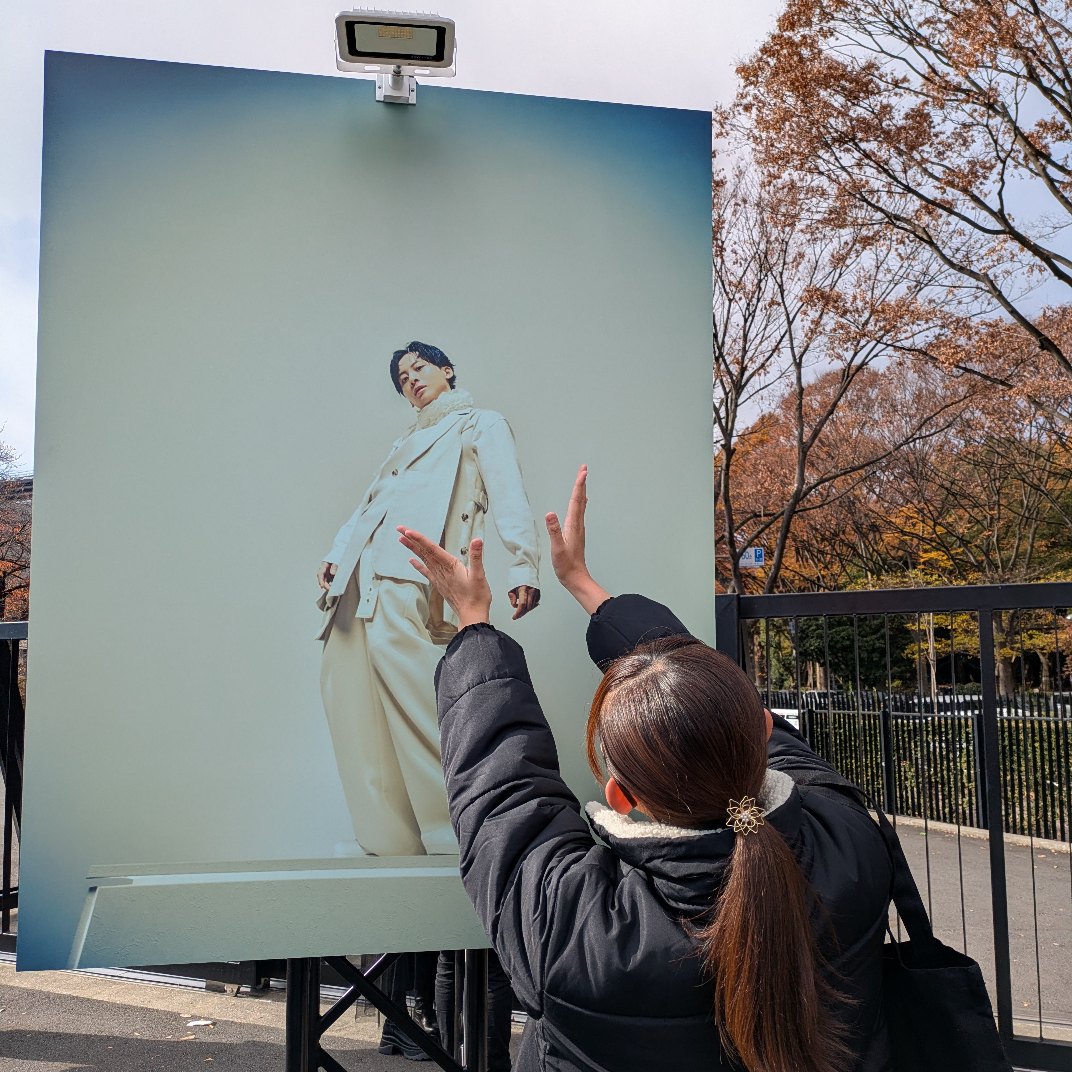 工藤大輝さんのパネルに向かってポーズをしている写真